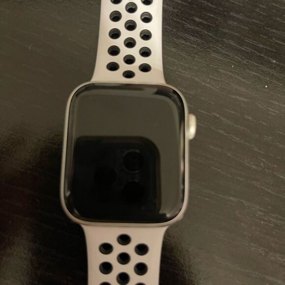 Silver aluminum Nike Apple Watch Series 5 - Picture 3 of 9